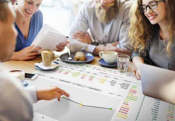 Gente discutiendo sobre bolsa de valores — Foto de Stock