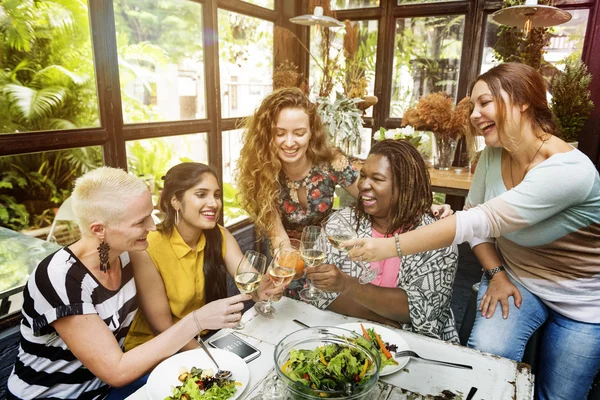 Donne impiccagione e mangiare insieme — Foto Stock