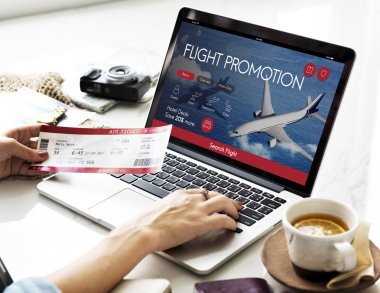 Dizüstü bilgisayar kullanan kadın