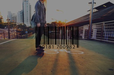 Şehirde kaykay sürme kadın