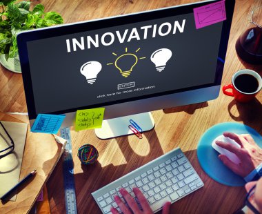 Bilgisayar kullanan adam 