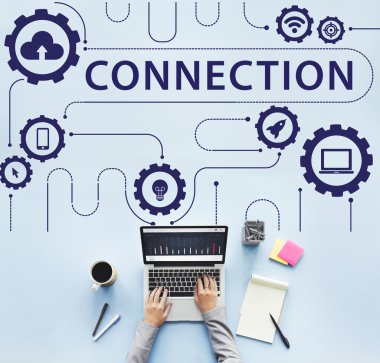 laptop ile çalışan kişi 