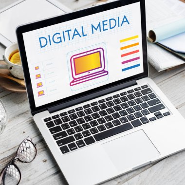 Ofis Masası üstünde laptop