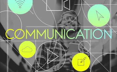 Kulaklıklı genç adam.