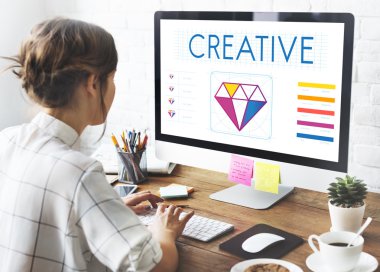 bilgisayarla çalışma kız