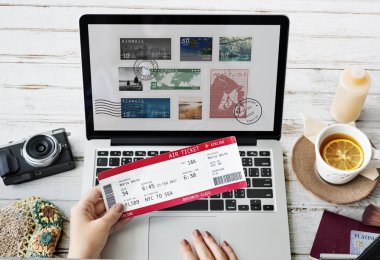 Dizüstü bilgisayar kullanan kadın