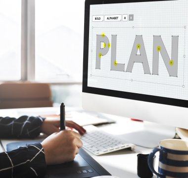 bilgisayar ile çalışan kadın