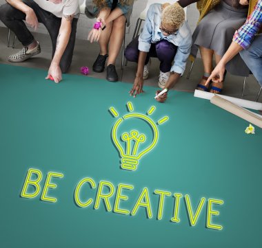 Kattaki insanlar çizim afiş