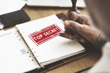 damga kağıt defter üzerinde koyarak adam