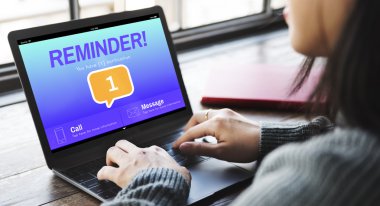 Laptop ile tarama Cafe kız