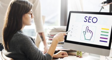 seo ile monitörde gösterilen kadın