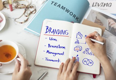 Günlüğe notlar yazan kadın