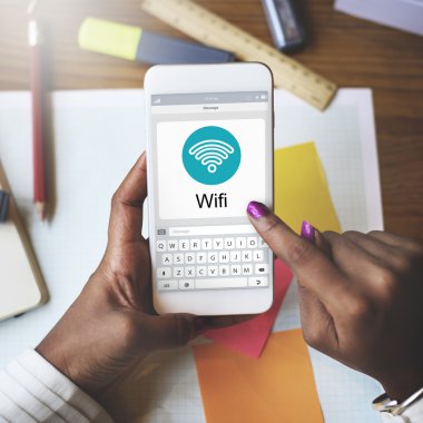 Cep telefonu kullanan kadın