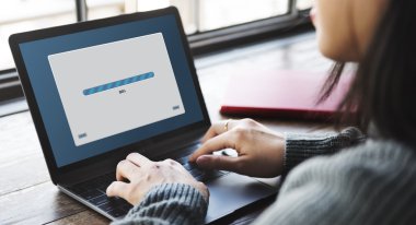 Laptop ile tarama Cafe kız