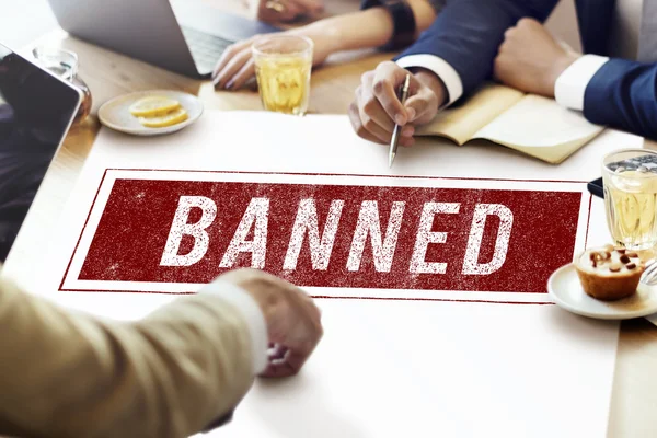 Люди обсуждают Banned — стоковое фото