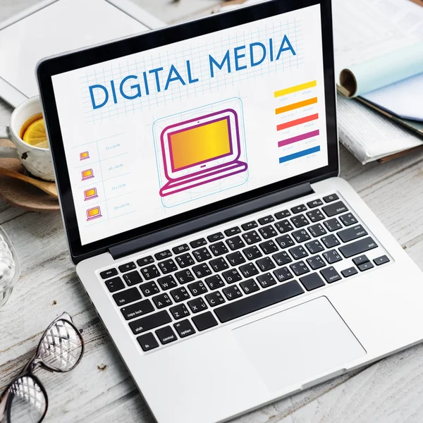 Laptop na mesa de escritório — Fotografia de Stock