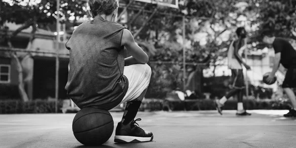 Anak laki-laki duduk di bola — Stok Foto