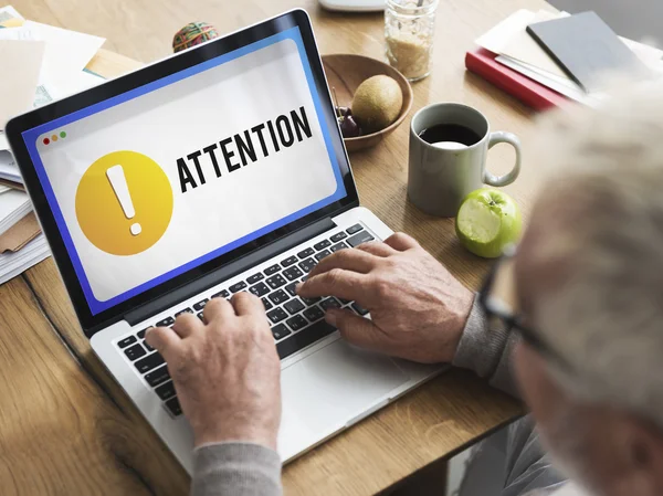 Man met laptop aan tafel — Stockfoto