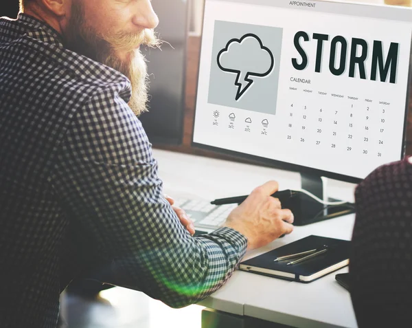 Podnikatel, pracovat na počítači s bouře — Stock fotografie