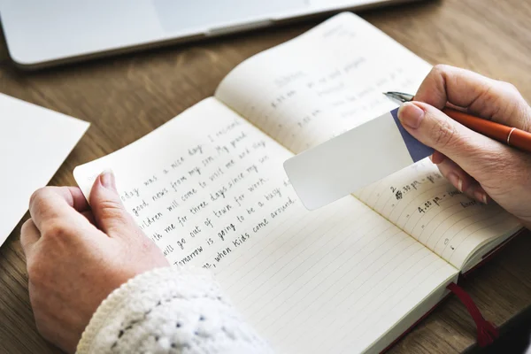 Personne âgée tenant une note de rappel — Photo