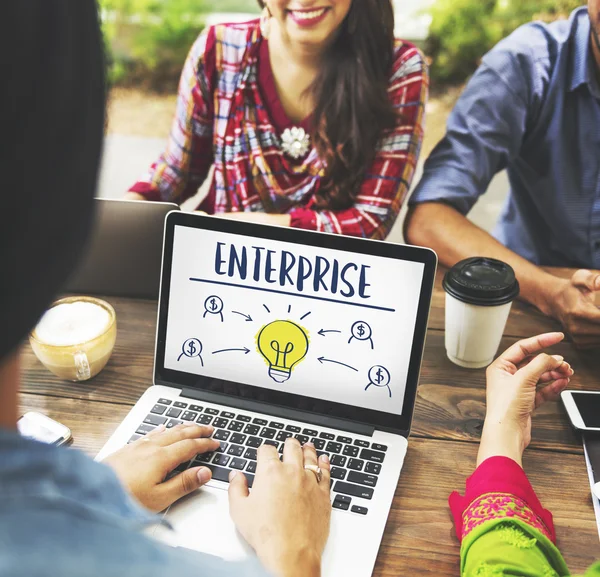 Persone digitando sulla tastiera del computer portatile — Foto Stock