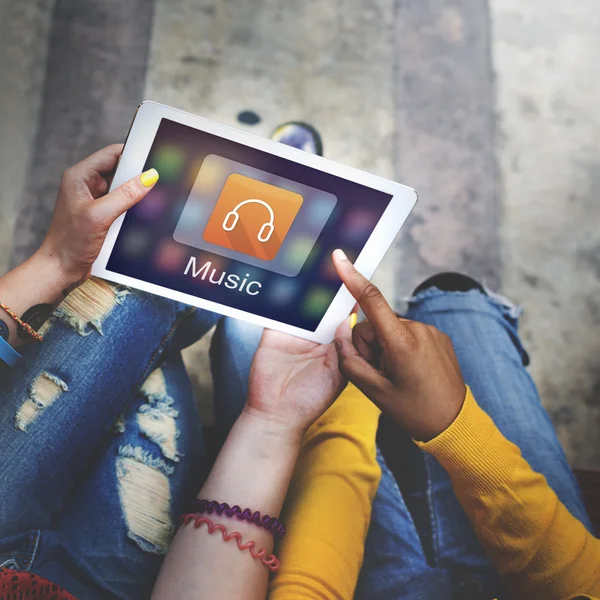 Meninas estudantes usando tablet digital — Fotografia de Stock