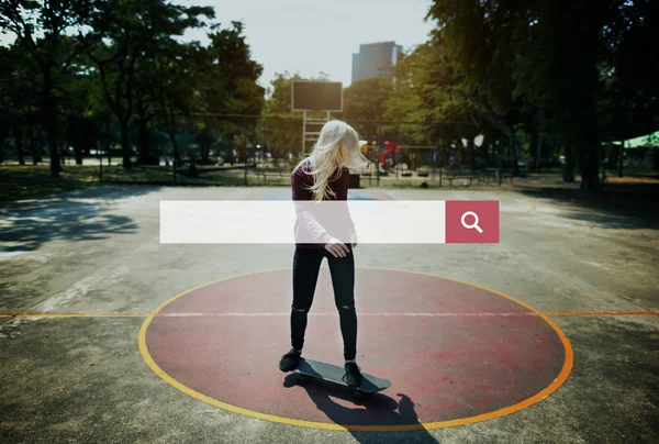Blond meisje rijden op skateboard — Stockfoto