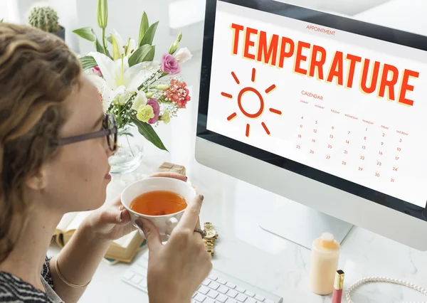 Mujer sosteniendo taza de té — Foto de Stock