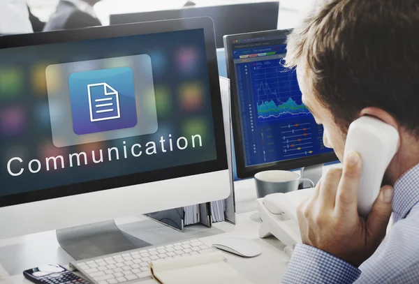 Hombre de negocios trabajando en la computadora con la comunicación — Foto de Stock