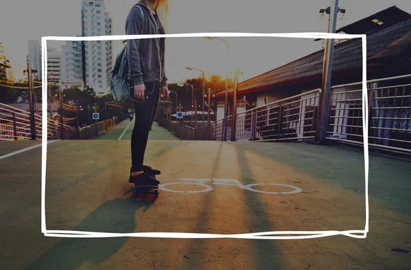 Kvinna som rider på skateboard i city — Stockfoto
