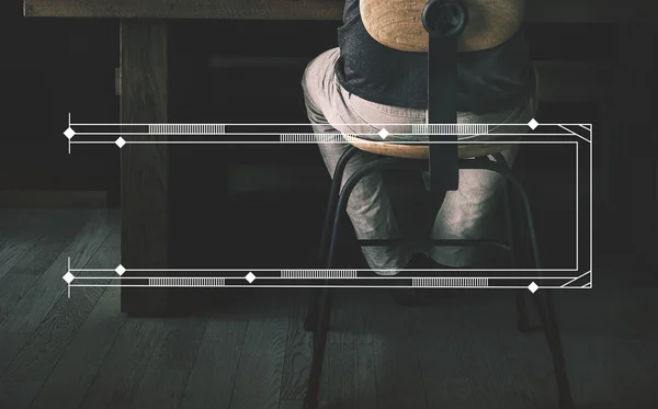 Hombre sentado a la mesa — Foto de Stock