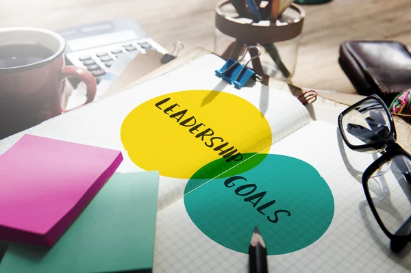 Ferramentas de escritório na mesa — Fotografia de Stock