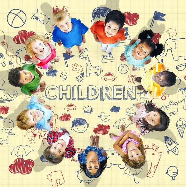Kinder stehen im Kreis — Stockfoto