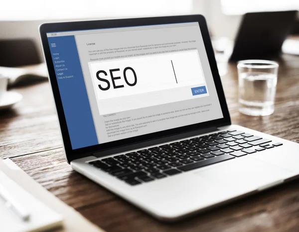 Portátil con información de Seo en pantalla — Foto de Stock