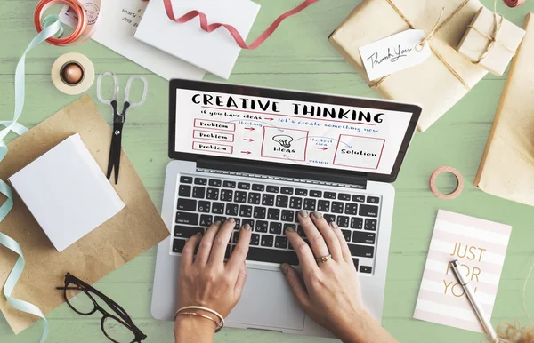 Woman using laptop — Stock Photo, Image