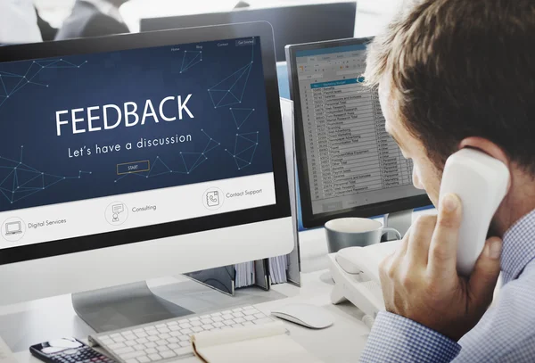 Zakenman die werken op de computer met feedback — Stockfoto