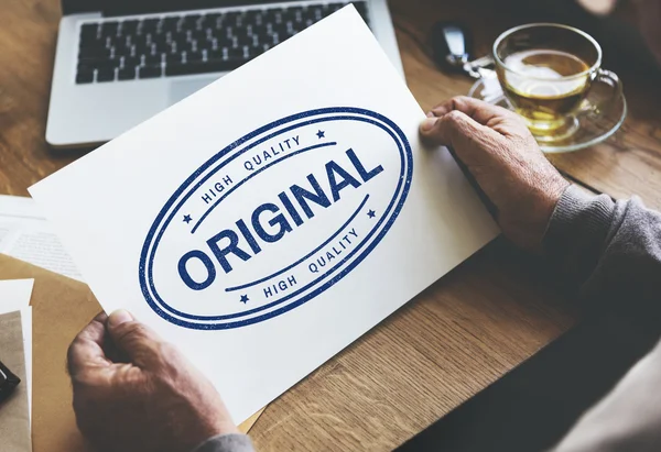 Senior man holding paper — Stock Photo, Image