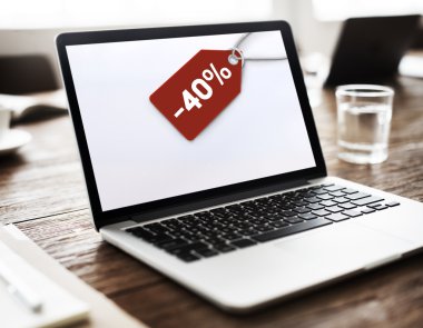 ahşap masa üstünde açılan laptop