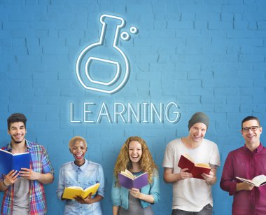 İnsanlar holding kitaplar 