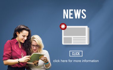 Dijital tablet kullanan kız öğrenciler