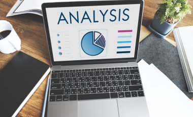 ekranda metin olan dizüstü bilgisayar