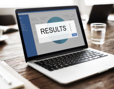 ahşap masa üstünde açılan laptop