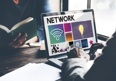 Dizüstü bilgisayarla çalışan adam