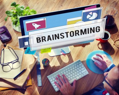 Bilgisayar kullanan adam 