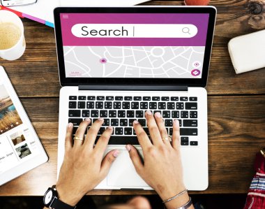 laptop ile çalışan kişi 