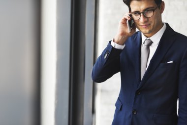 cep telefonunuzda konuşan iş adamı