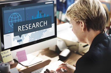 Bilgisayarda çalışan iş kadını