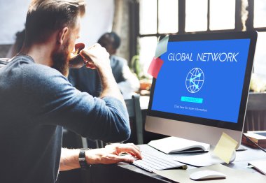 adam içme kahve ve çalışma 