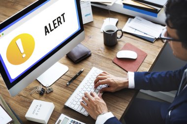 bilgisayar kullanarak iş adamı  