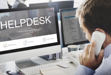 işadamı üstünde bilgisayar yardım masası ile çalışma